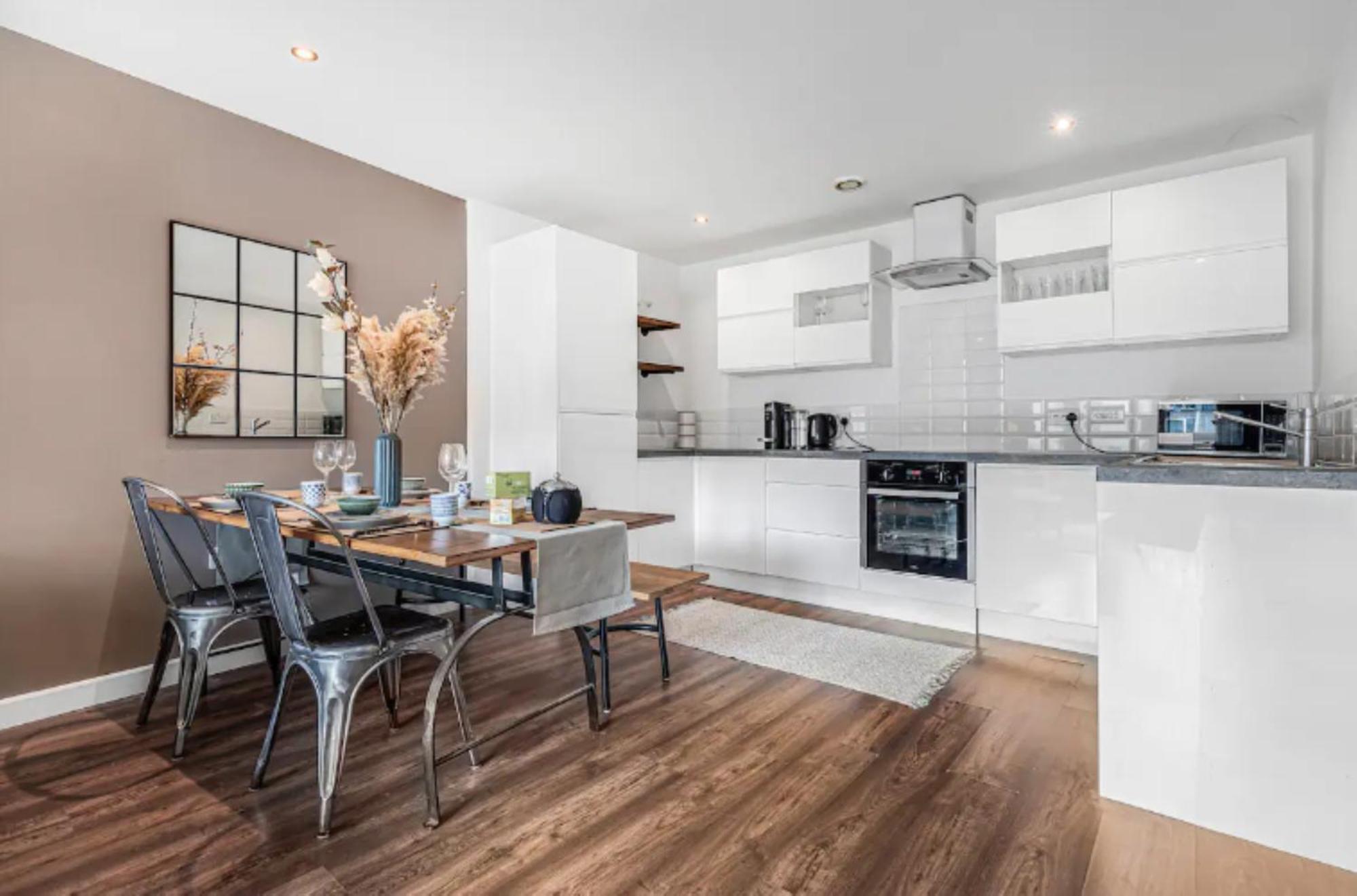 Oriental Suite 2 Bed 2 Bath Netflix And Free Parking, Games- Maihom 버밍엄 외부 사진