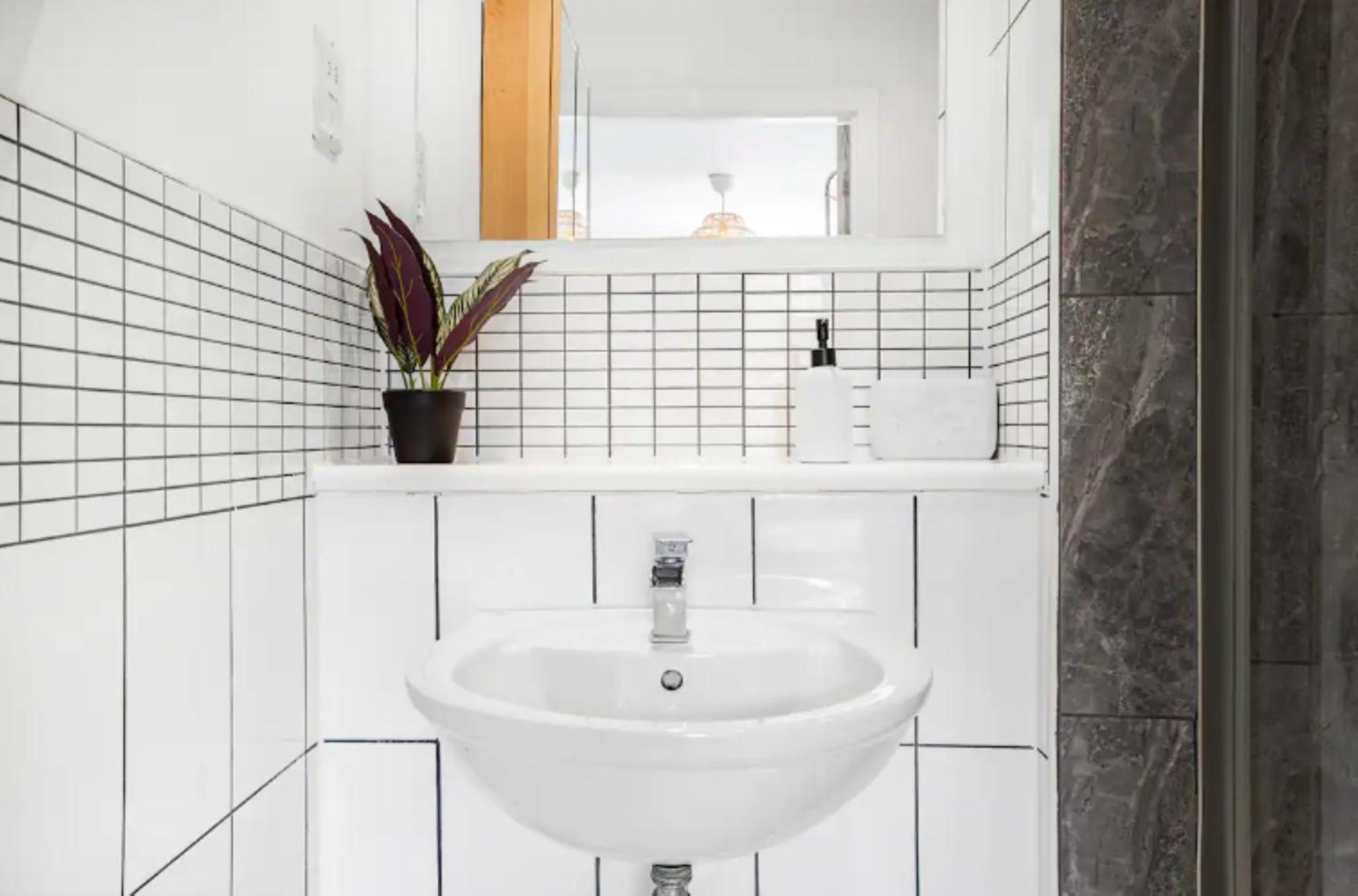 Oriental Suite 2 Bed 2 Bath Netflix And Free Parking, Games- Maihom 버밍엄 외부 사진