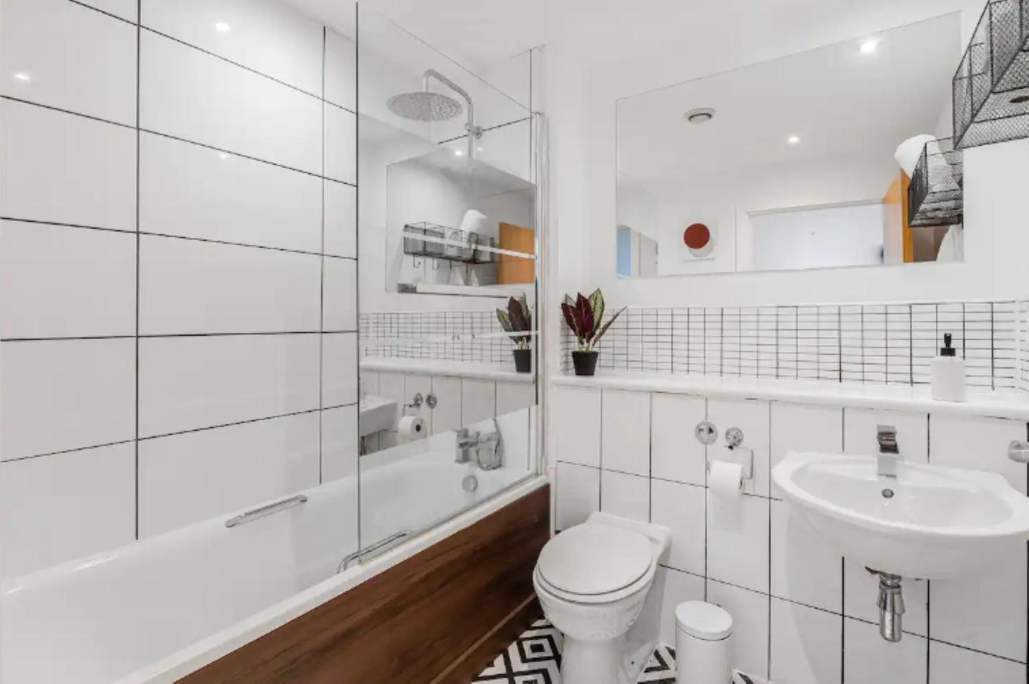 Oriental Suite 2 Bed 2 Bath Netflix And Free Parking, Games- Maihom 버밍엄 외부 사진